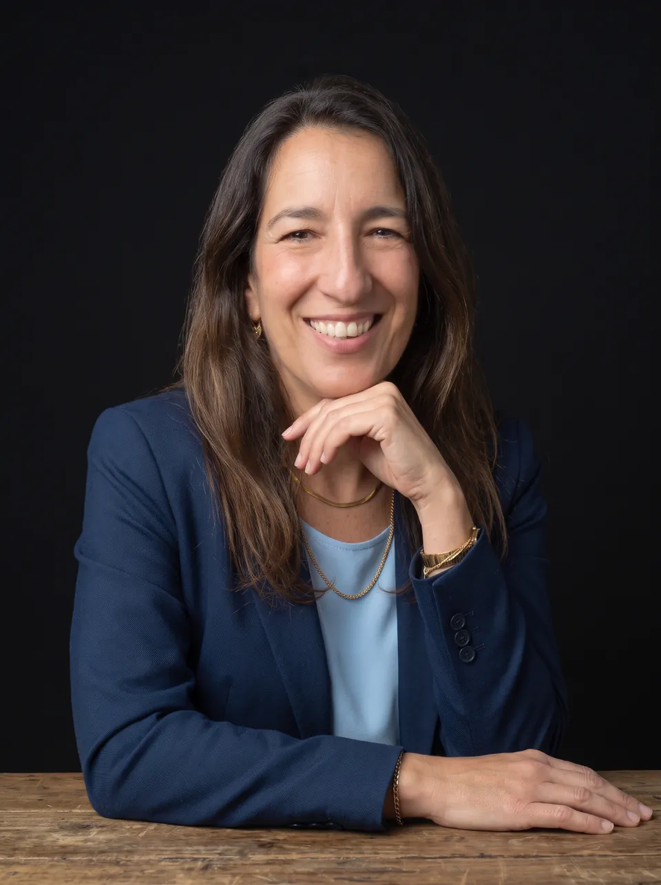 Bea García Ares sonriendo, con saco azul marino